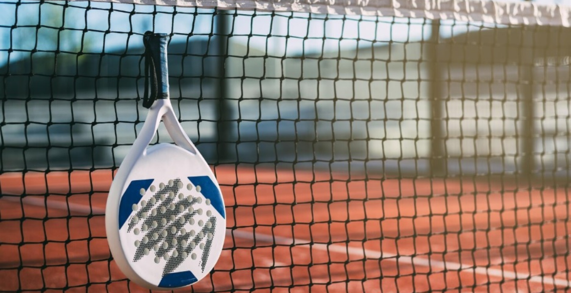 raketa na padel a padelová sieť, kurt panoramic